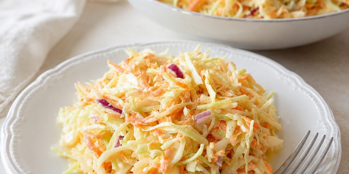 Domáci coleslaw: jednoduchý kapustový šalát s krémovým dresingom