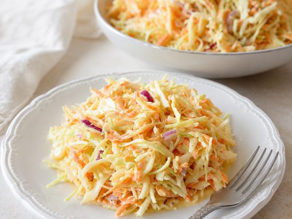 Domáci coleslaw: jednoduchý kapustový šalát s krémovým dresingom