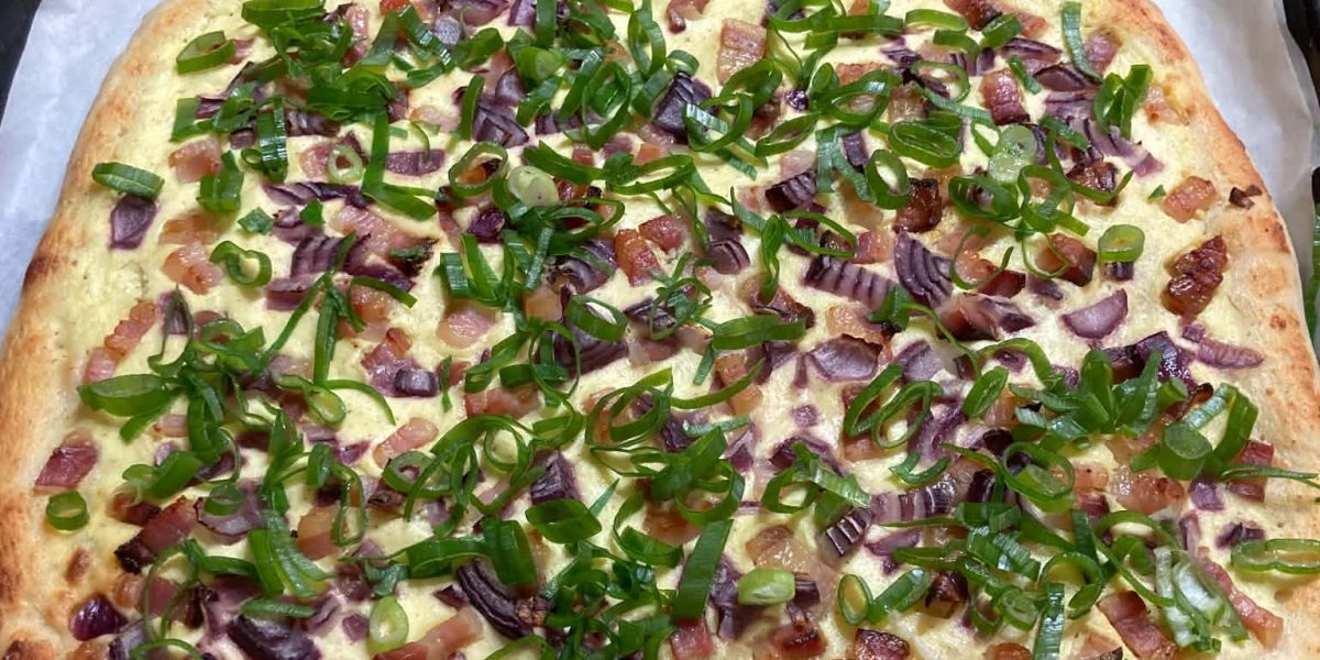 Babičkin slaninkový podplamenník – chrumkavý kysnutý koláč so slaninou a cibuľou