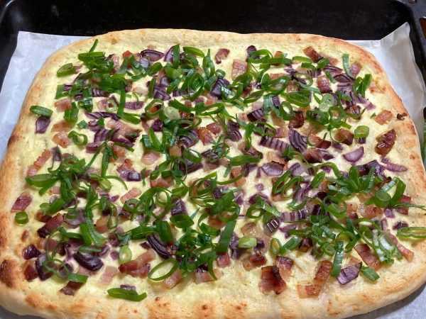 Babičkin slaninkový podplamenník – chrumkavý kysnutý koláč so slaninou a cibuľou