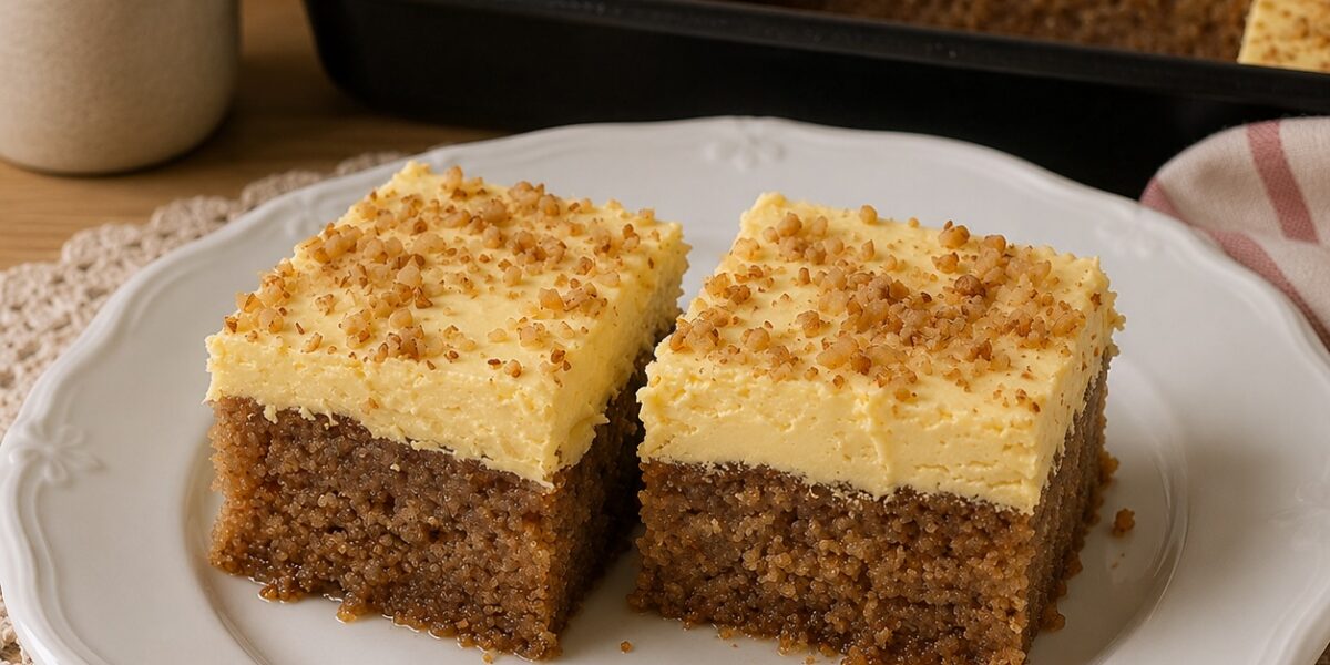 Babičkin hrnčekový orechový koláč so šľahačkovým krémom – jednoduchý recept