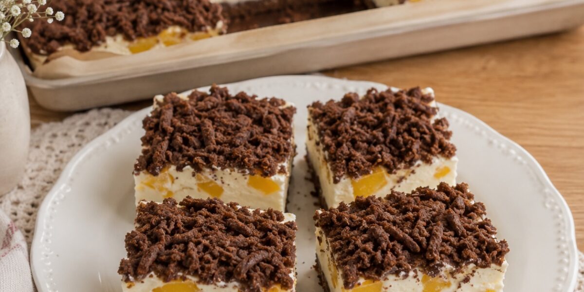 Babičkin tvarohovo-broskyňový koláč – jemný kakaový koláč s tvarohom a broskyňami